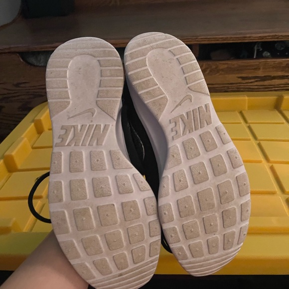 Black and white Nikes - Picture 5 of 6